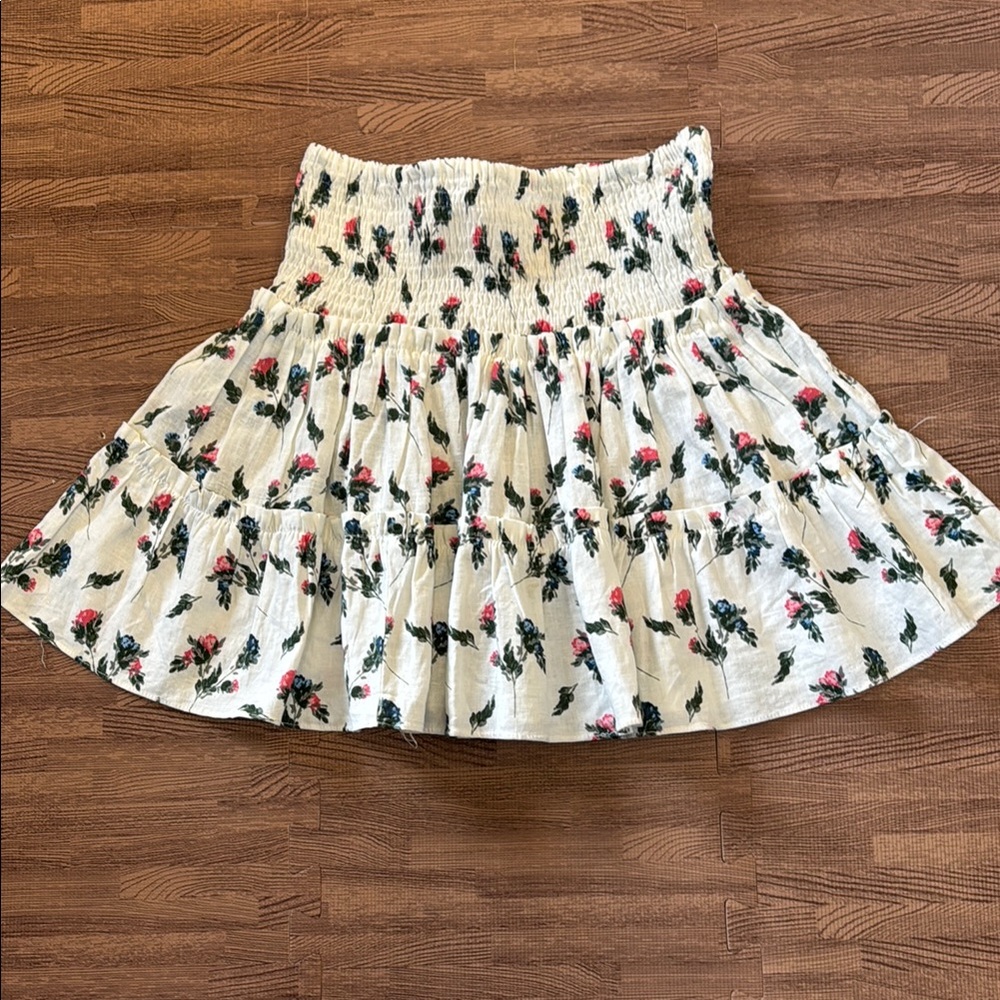 OLIVACEOUS WHITE AND FLORAL MINI SKIRT SIZE SMALL